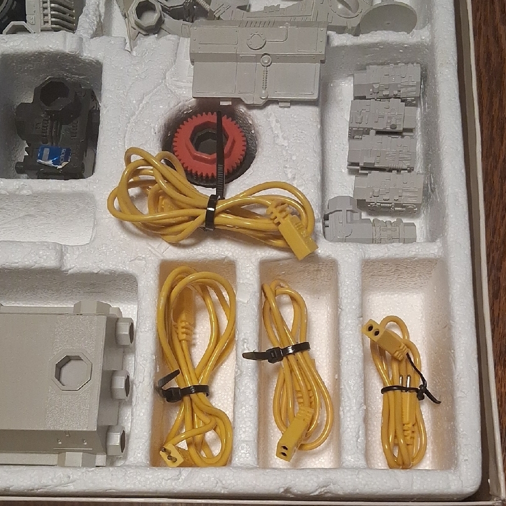 1984 Robotix Series R-1000 Motorized Building System *Incomplete* - Picture 6 of 14
